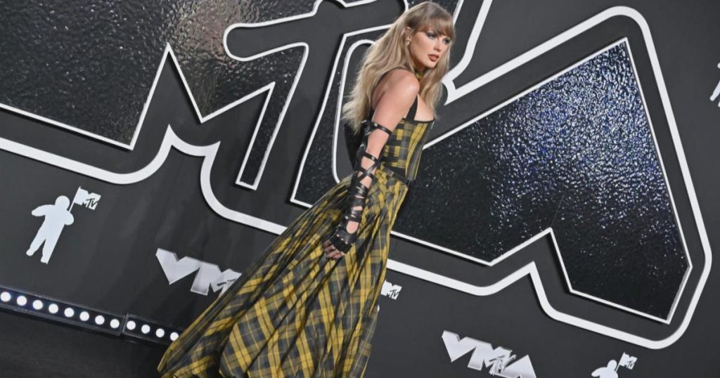 taylor-swift-wins-big-at-video-music-awards