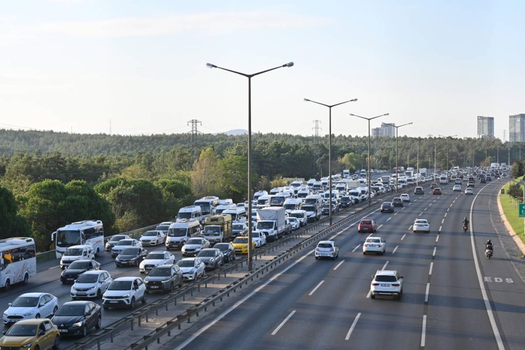 eight-arrested-over-unexploded-grenades-found-on-istanbul-highway