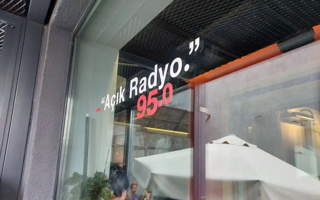 ‘voices-of-the-universe’-silenced:-30-years-of-acik-radyo
