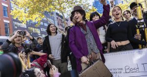 timothee-chalamet-surprises-crowd-at-nyc-look-alike-contest,-as-police-break-up-event