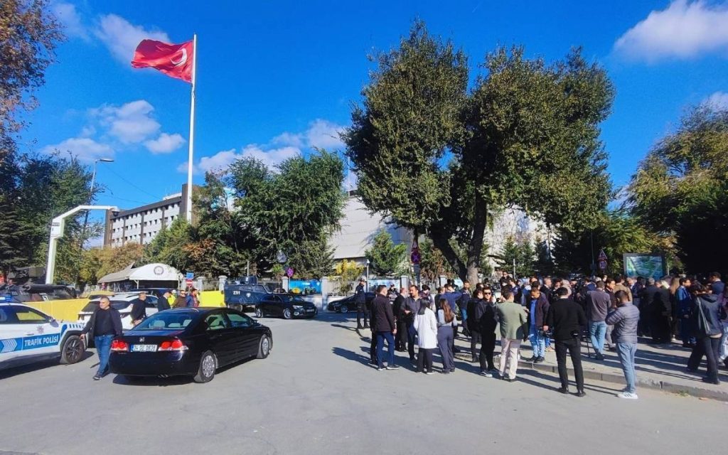 chp-members-gather-outside-istanbul-police-hq-to-protest-detention-of-esenyurt-mayor
