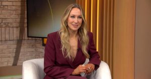 how-nikki-glaser-is-drawing-inspiration-from-tom-brady-to-prepare-for-golden-globes-hosting-gig