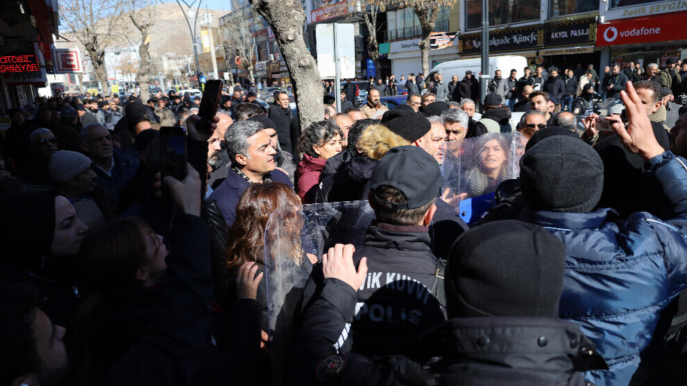 many-detained-in-police-attack-on-demo-against-usurpation-of-municipality-in-van