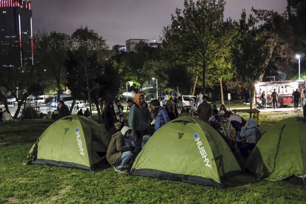 istanbulites-spend-night-outdoors-as-earthquake-triggers-fears