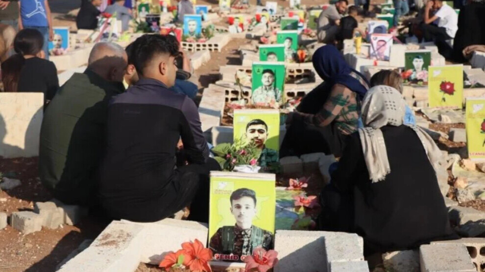 people-in-north-east-syria-visit-cemeteries-of-martyrs