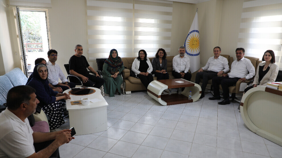 dem-party-visits-kurdish-parties-in-amed-to-discuss-ocalan’s-call
