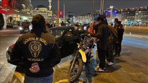 istanbul-police-perform-id-checks-on-450,000-people-on-friday-night-‘peace-operation’