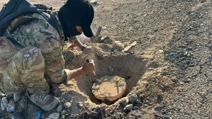 sdf-dismantles-isis-planted-mine-in-deir-ez-zor-countryside