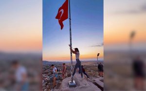 tourist’s-pole-dance-on-flagpole-prompts-investigation-for-insulting-turkish-flag