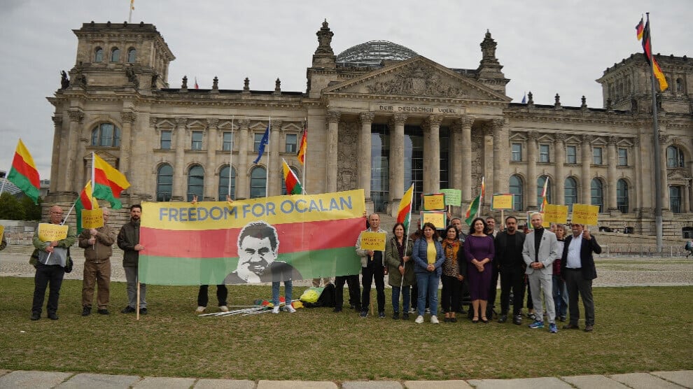 rally-for-the-‘right-to-hope’-in-front-of-the-german-parliament