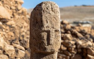 a-t-shaped-pillar-with-a-human-face-discovered-in-southeastern-turkiye