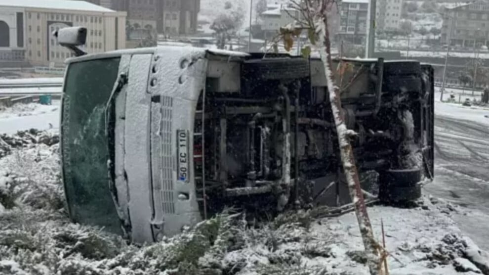 servis-minibusu-devrildi:-14-isci-yaralandi