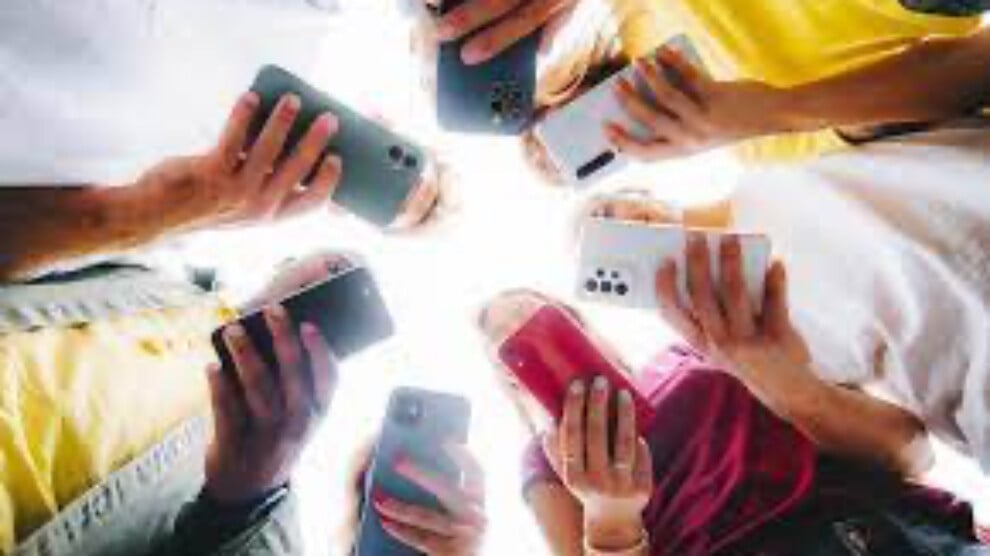 fransa’da-15-yas-altindakilere-‘dijital-sokaga-cikma-yasagi’-onerisi