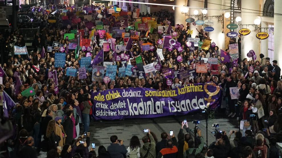 taksim’de-kadinlar-barikatlari-asarak-yurudu:-aileniz-batsin,-biz-yasayacagiz