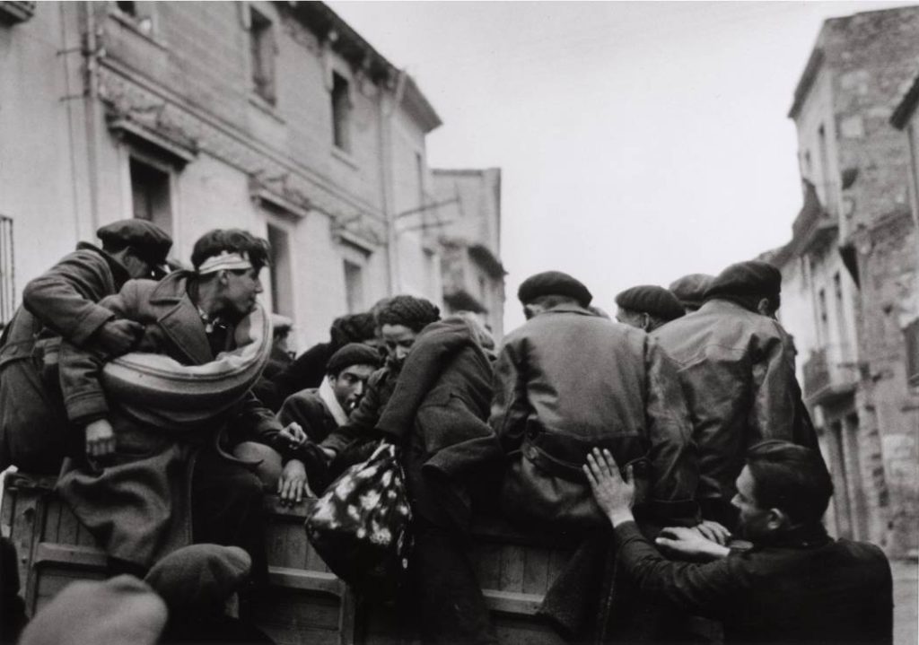 photographer-of-old:-robert-capa’s-legacy-on-display-in-istanbul