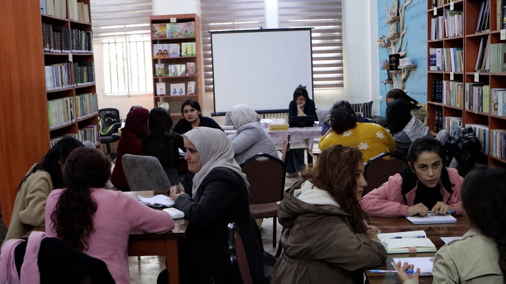 kadinlar,-qamislo’da-felsefe-tarihini-sorguladi