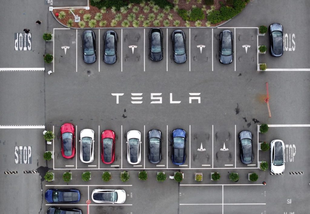 tesla-annual-sales-decline-9%-as-it’s-overtaken-by-byd-as-global-ev-leader-|-techcrunch