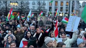 oslo’da-binlerce-kurt-rojava-icin-gunlerdir-sokakta