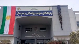 cemcemal’de-rojava-direnisi-icin-bes-metrelik-sac-orgusu-heykeli