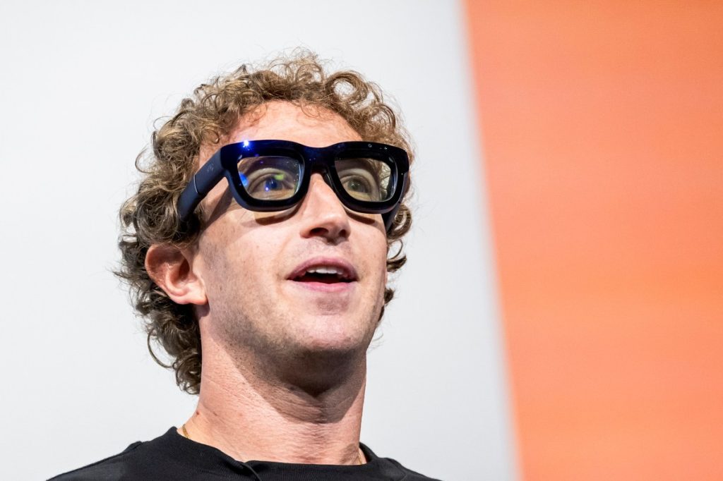 mark-zuckerberg-says-a-future-without-smart-glasses-is-‘hard-to-imagine’-|-techcrunch