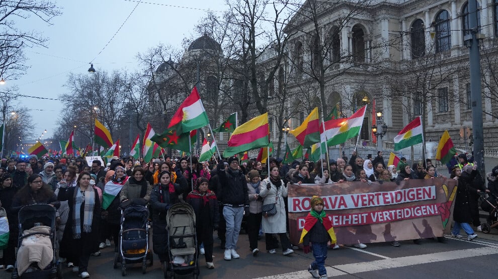 avusturya’da-binlerce-kisi-rojava-icin-alanlarda:-kadinlarin-iradesi-kirilmaz!