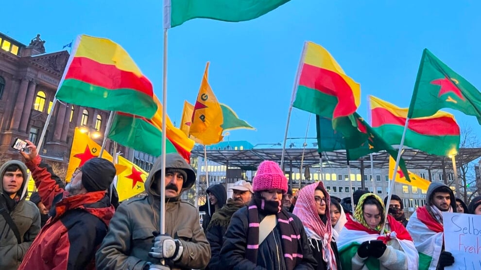 bremen-parlamentosu-onunde-rojava-seferberligi:-rojava’nin-statusu-taninsin