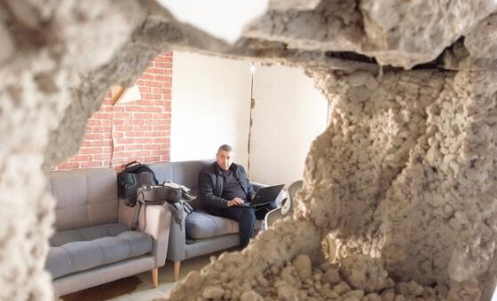 gaza-radio-station-re-opens,-bringing-voices-from-the-rubble