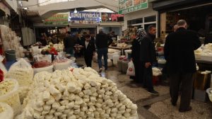 ramazan’da-sofralar-bos-kaldi:-peynir-ile-zeytin-veresiye-aliniyor