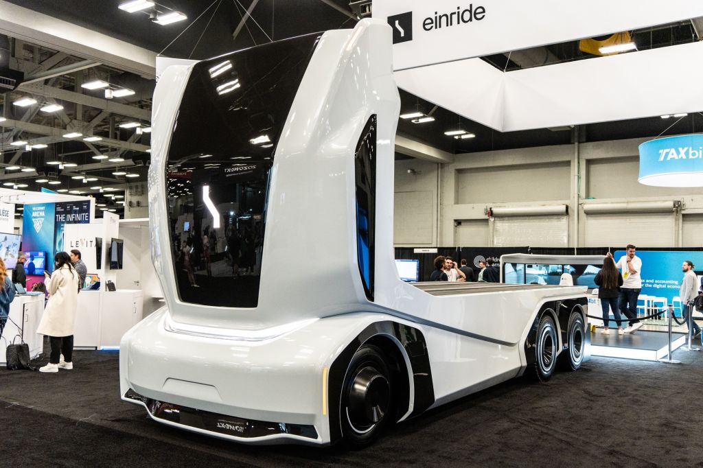 self-driving-truck-startup-einride-raises-$113m-pipe-ahead-of-public-debut-|-techcrunch