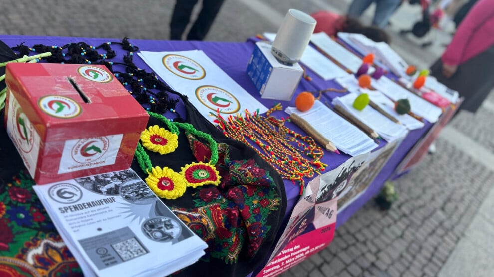 stuttgart’ta-rojava-icin-bilgilendirme-standi-suruyor