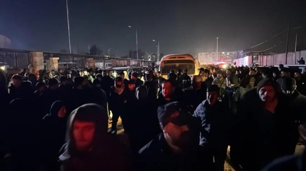 serbest-birakilan-100-tutsak-aileleri-tarafindan-karsilandi