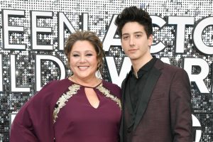 camryn-manheim-celebrates-65th-birthday-with-son-milo-in-stylish-’60s-themed-photos