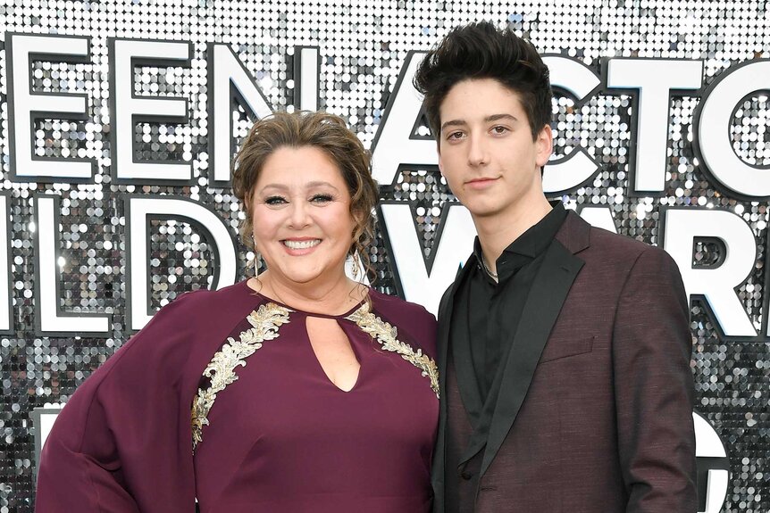 camryn-manheim-celebrates-65th-birthday-with-son-milo-in-stylish-’60s-themed-photos