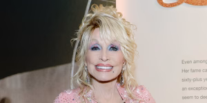 dolly-parton-returns-to-public-stage-at-dollywood-opening,-addresses-health-and-dating-rumors