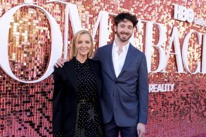 lisa-kudrow-makes-rare-red-carpet-appearance-with-son-julian-stern-at-‘the-comeback’-premiere