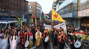 saarbrucken’de-bini-askin-kisi-mesalelerle-alanlara-cikti