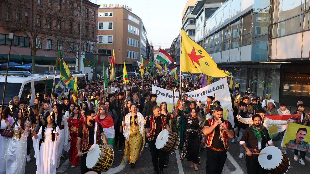 saarbrucken’de-bini-askin-kisi-mesalelerle-alanlara-cikti