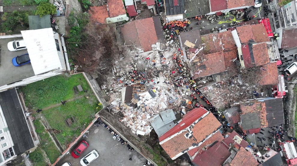 istanbul’da-patlama-ardindan-2-bina-coktu,-enkaz-altinda-kalanlar-var