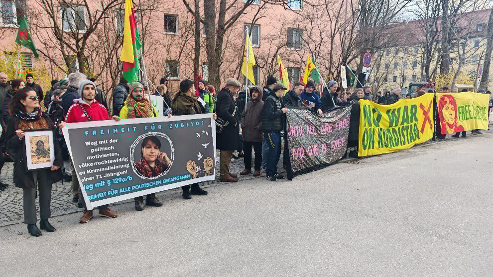 munih’te-zubeyde-akmese’nin-tutuklu-bulundugu-hapishane-onunde-eylem