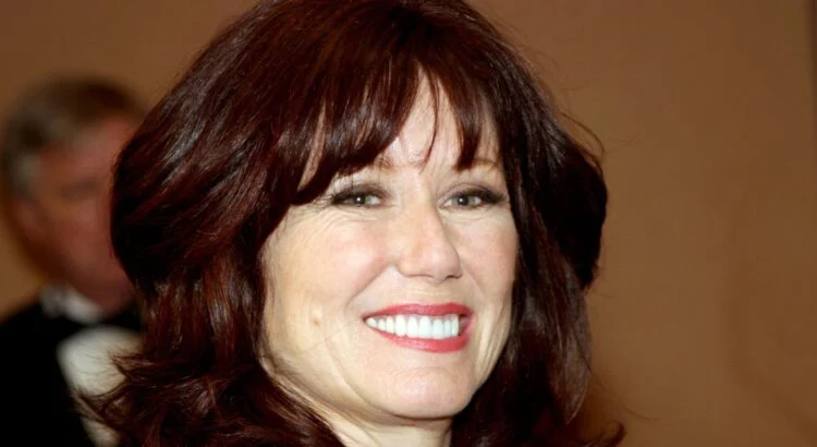 mary-mcdonnell’s-life-beyond-the-spotlight:-career,-family,-and-her-children’s-creative-paths