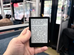this-tiny,-magnetic-e-reader-could-stop-you-from-doomscrolling-|-techcrunch