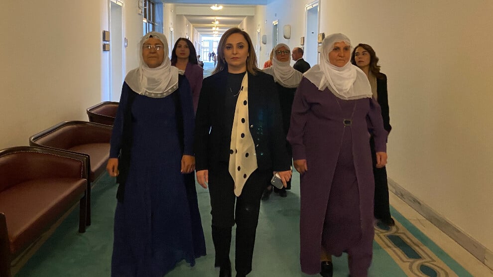 baris-anneleri’nin-akp’yi-ziyaretinde-baris-vurgusu