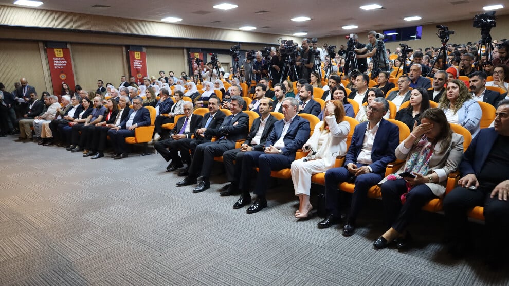 toplumsal-baris-ve-ozgurluk-forumu-basladi:-onder-apo’nun-statusu-belirlenmeli