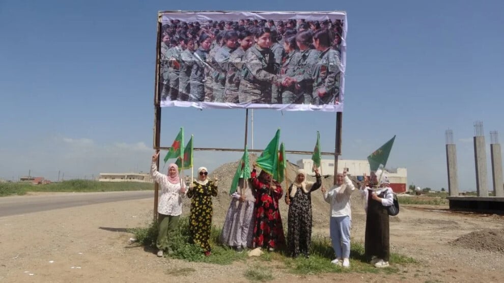 ypj-savascilarinin-resimleri-cilaxa-sokaklarina-asildi