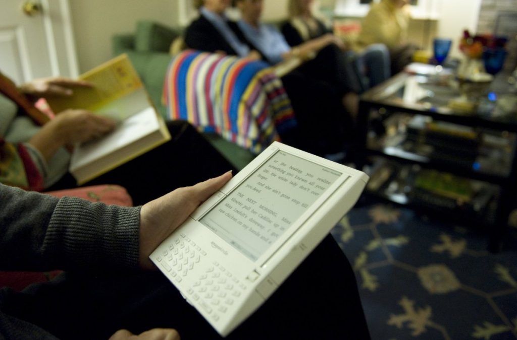 users-turn-to-jailbreaking-their-older-kindles-as-amazon-ends-support-|-techcrunch