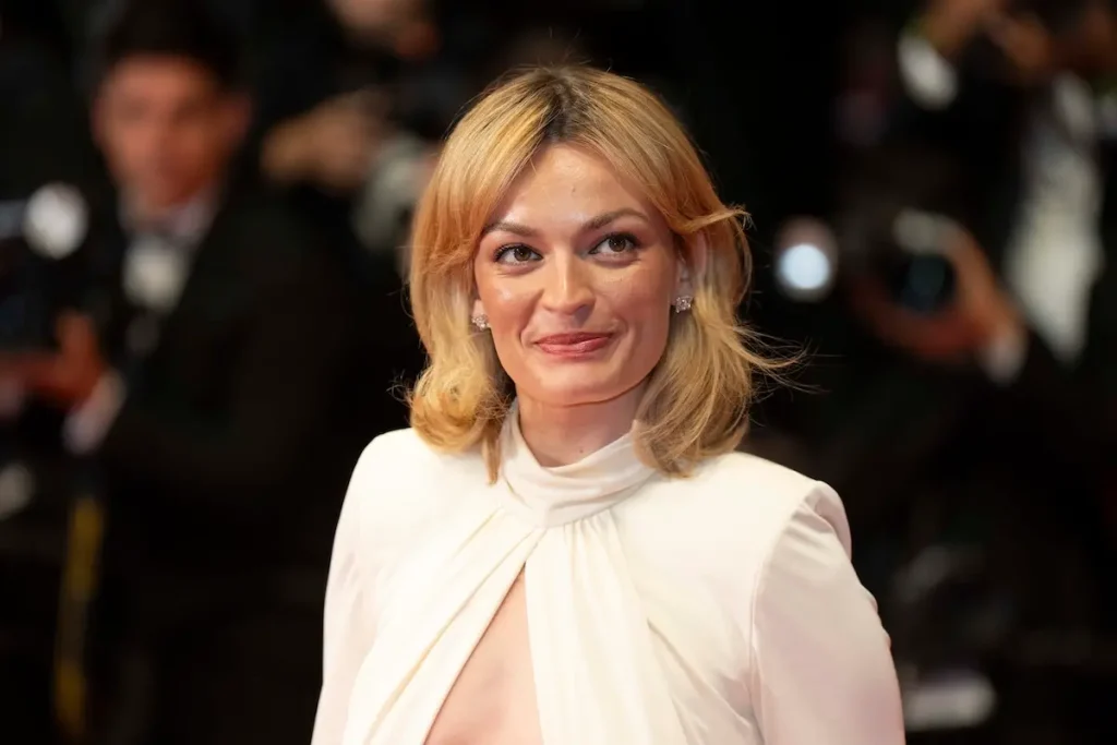 emma-mackey-stuns-at-cannes-in-bold-white-gown-at-‘full-phil’-premiere
