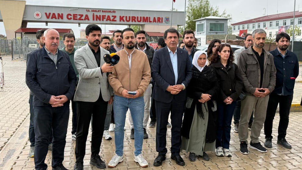 wan’da-kurtce-konusan-tutsaklara-gardiyanlar-saldirdi