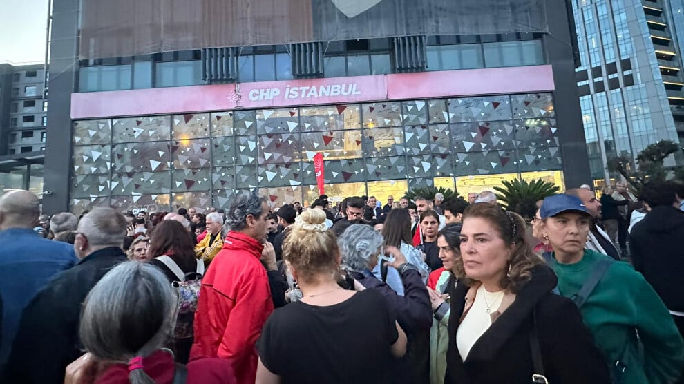 ‘mutlak-butlan’-karari-sonrasi-chp-binalari-onunde-protestolar