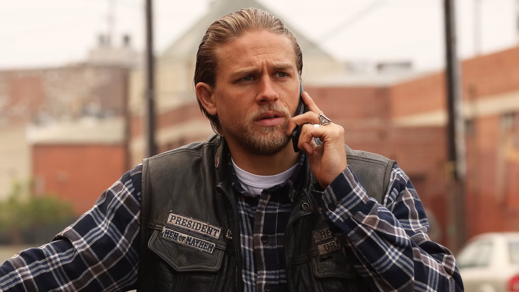 charlie-hunnam-debuts-striking-new-look-at-los-angeles-event-for-upcoming-netflix-series