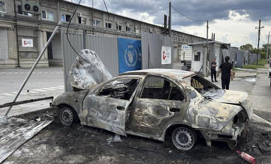 ukraine:-russian-attack-destroys-humanitarian-food-aid-in-dnipro